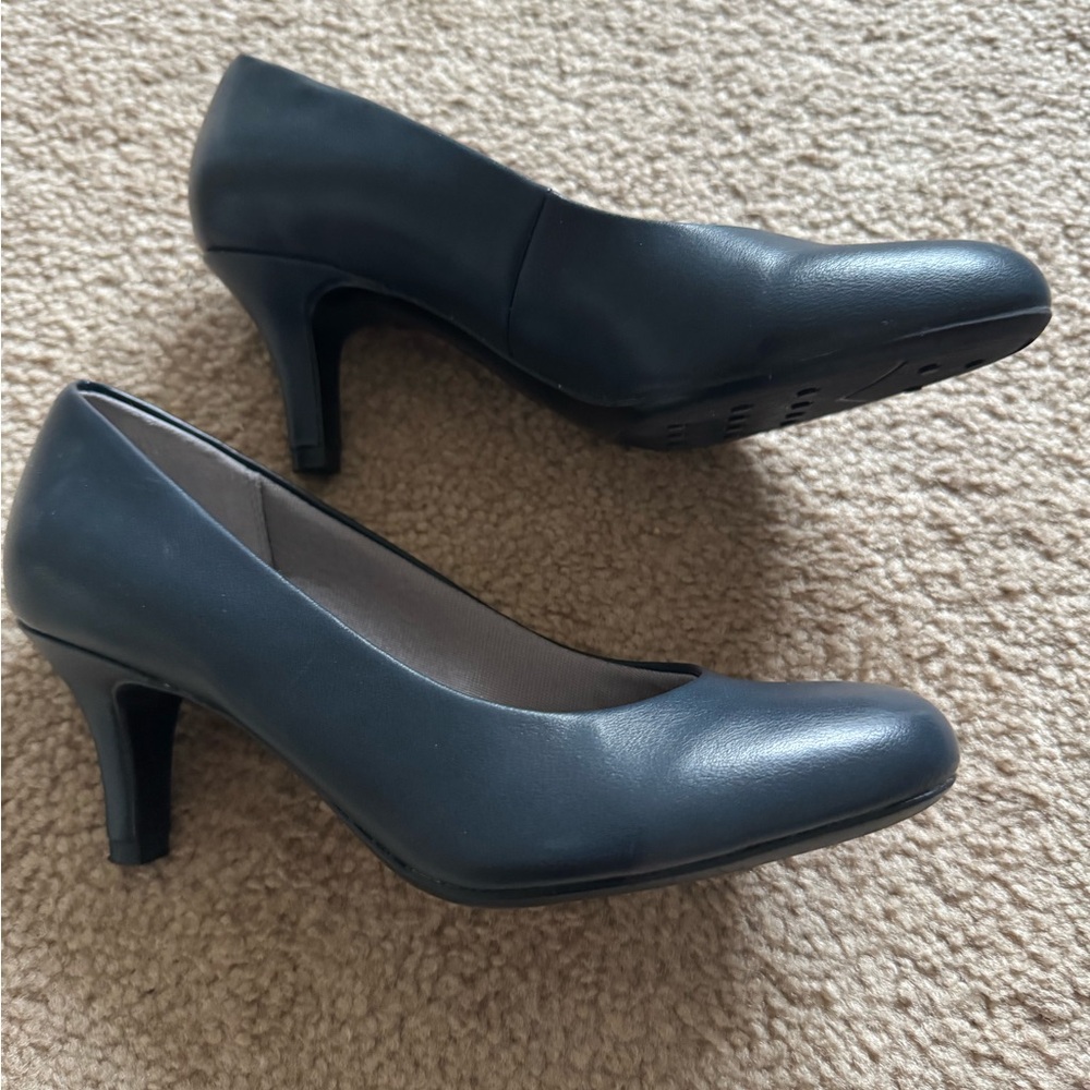 LifeStride Navy Parigi Pumps